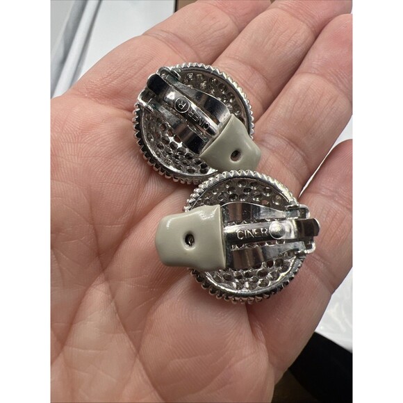 Vintage Ciner Signed Dome Cluster Rhinestone W/ Intricate Metalwork Clip Earring - Picture 4 of 7